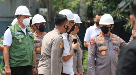 Jenderal Listyo Sigit Prabowo dalam rangka mengecek secara langsung produksi minyak goreng di pabrik PT Mikie Oleo Nabati.