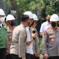 Jenderal Listyo Sigit Prabowo dalam rangka mengecek secara langsung produksi minyak goreng di pabrik PT Mikie Oleo Nabati.