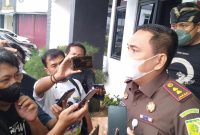 Foto : Kepala Kejaksaan Kabupaten Bekasi Ricky Setiawan Anas saat diwawancari awak media, Rabu (30/3/2022).