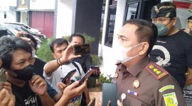 Foto : Kepala Kejaksaan Kabupaten Bekasi Ricky Setiawan Anas saat diwawancari awak media, Rabu (30/3/2022).
