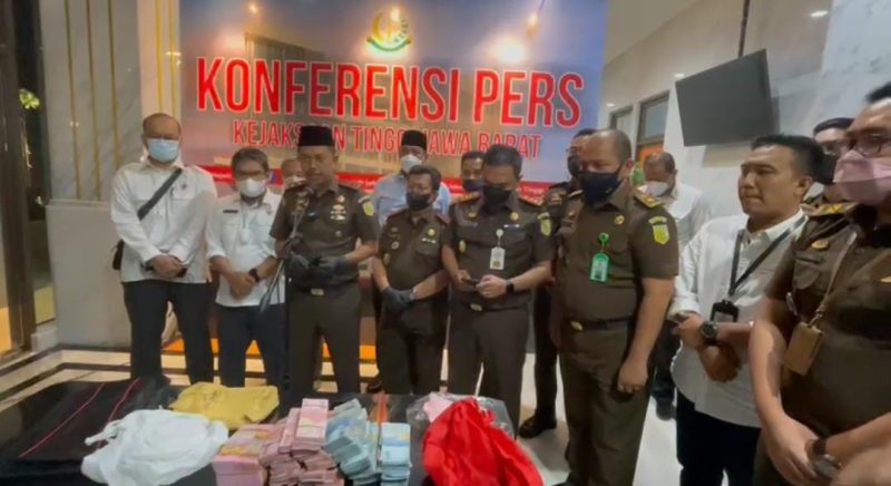 Foto : Kejari Jawa Barat perlihatkan barang bukti yang terjadi saat OTT di di gedung bupati kabupaten bekasi.