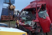 Foto : Truk boks jasa ekspedisi menabrak truk tronton yang sedang berhenti ganti ban, di Jalan Tol Batang-Semarang, KM 400. 