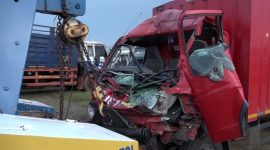 Foto : Truk boks jasa ekspedisi menabrak truk tronton yang sedang berhenti ganti ban, di Jalan Tol Batang-Semarang, KM 400. 