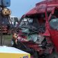Foto : Truk boks jasa ekspedisi menabrak truk tronton yang sedang berhenti ganti ban, di Jalan Tol Batang-Semarang, KM 400. 
