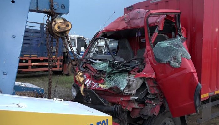 Foto : Truk boks jasa ekspedisi menabrak truk tronton yang sedang berhenti ganti ban, di Jalan Tol Batang-Semarang, KM 400. 