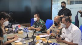 Pelaksana Tugas (Plt) Wali Kota Bekasi Tri Adhianto didampingi Dandim 0507/Bekasi Kolonel Arm Iwan Aprianto, Kapolres Metro Bekasi Kota Kombes Pol Hengky, dan jajaran Pemerintah Kota Bekasi melakukan rapat koordinasi dengan Pusat Data dan Informasi (Pusdatin) di Kementerian Kesehatan, Kuningan, Jakarta Selatan, Selasa (1/3/2022).