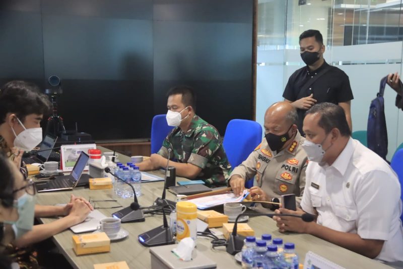 Pelaksana Tugas (Plt) Wali Kota Bekasi Tri Adhianto didampingi Dandim 0507/Bekasi Kolonel Arm Iwan Aprianto, Kapolres Metro Bekasi Kota Kombes Pol Hengky, dan jajaran Pemerintah Kota Bekasi melakukan rapat koordinasi dengan Pusat Data dan Informasi (Pusdatin) di Kementerian Kesehatan, Kuningan, Jakarta Selatan, Selasa (1/3/2022).