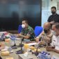 Pelaksana Tugas (Plt) Wali Kota Bekasi Tri Adhianto didampingi Dandim 0507/Bekasi Kolonel Arm Iwan Aprianto, Kapolres Metro Bekasi Kota Kombes Pol Hengky, dan jajaran Pemerintah Kota Bekasi melakukan rapat koordinasi dengan Pusat Data dan Informasi (Pusdatin) di Kementerian Kesehatan, Kuningan, Jakarta Selatan, Selasa (1/3/2022).