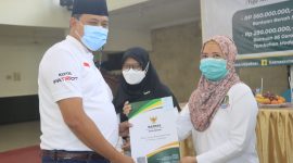 Badan Amil Zakat Nasional (Baznas) Kota Bekasi mendistribusikan bantuan dana zakat sebesar Rp 3.849.600.000 di Aula Masjid Al-Barkah.