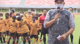 elaksana Tugas (Plt) Wali Kota Bekasi Tri Adhianto didampingi Kadispora buka kompetisi antar sekolah sepak bola (ssb) memperebutkan Piala bergilir FKSSB II Tahun 2022 di Stadion Patriot Chandrabaga.