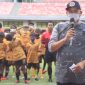 elaksana Tugas (Plt) Wali Kota Bekasi Tri Adhianto didampingi Kadispora buka kompetisi antar sekolah sepak bola (ssb) memperebutkan Piala bergilir FKSSB II Tahun 2022 di Stadion Patriot Chandrabaga.
