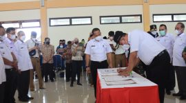 Pelaksana Tugas (Plt.) Wali Kota Bekasi Tri Adhianto menghadiri deklarasi komitmen anti korupsi dalam rangka meningkatkan kualitas penyelenggaraan pemerintahan yang baik (good government) dan pemerintahan yang bersih (clean government) bertempat di Kecamatan Rawalumbu, Selasa (15/03/2022)./ foto dokumnetasi humas pemkot bekasi.