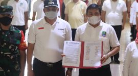 Pelaksana Tugas (Plt.) Wali Kota Bekasi Tri Adhianto menghadiri deklarasi komitmen anti korupsi.