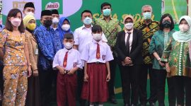 Kepala Staff Kepresidenan, Jend TNI (Purn) Moeldoko didampingi oleh Kepala Dinas Kesehatan Kota Bekasi, Tanti Rohilawati .