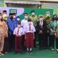 Kepala Staff Kepresidenan, Jend TNI (Purn) Moeldoko didampingi oleh Kepala Dinas Kesehatan Kota Bekasi, Tanti Rohilawati .