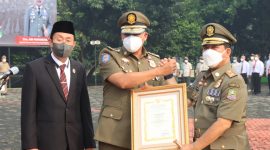 Pelaksana Tugas (Plt) Wali Kota Bekasi, Tri Adhianto bertindak selaku Inspektur Upacara Peringatan Hari Ulang Tahun (HUT) Ke 72 Satuan Polisi Pamong Praja (Satpol PP), HUT Ke 60.