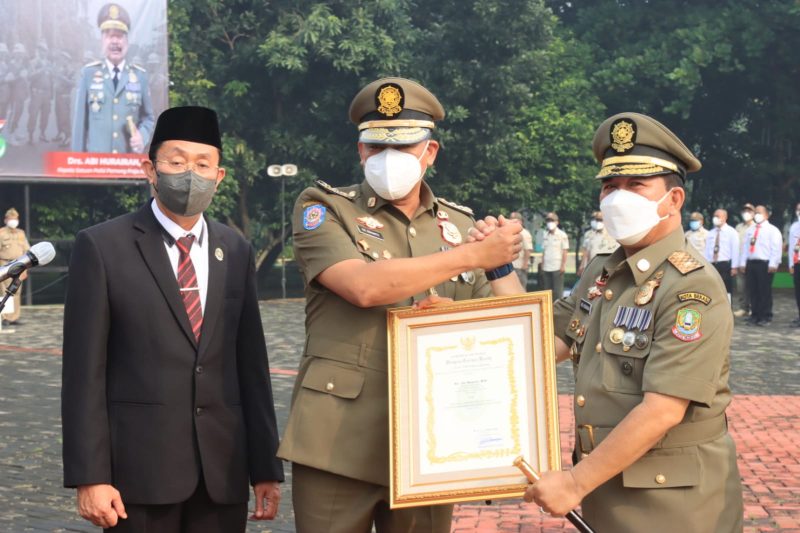 Pelaksana Tugas (Plt) Wali Kota Bekasi, Tri Adhianto bertindak selaku Inspektur Upacara Peringatan Hari Ulang Tahun (HUT) Ke 72 Satuan Polisi Pamong Praja (Satpol PP), HUT Ke 60.