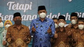Pelaksana Tugas (Plt) Wali Kota Bekasi, Tri Adhianto mengkukuhkan pengurus Persatuan Wredatama Republik Indonesia (PWRI) dan Kerta Wredatama Kecamatan se-Kota Bekasi.