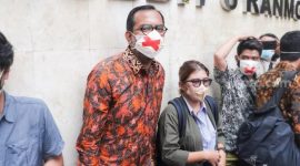 Direktur Eksekutif Lokataru, Haris Azhar dan aktivis Kontras Fatia usai memenuhi panggilan untuk mediasi di Polda Metro Jaya, Jakarta Seatan, Kamis, (21/10/2021). [Suara.com/Alfian Winanto]
