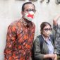 Direktur Eksekutif Lokataru, Haris Azhar dan aktivis Kontras Fatia usai memenuhi panggilan untuk mediasi di Polda Metro Jaya, Jakarta Seatan, Kamis, (21/10/2021). [Suara.com/Alfian Winanto]
