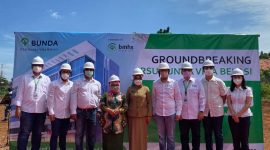 Foto : Pelaksana tugas (Plt) Ketua TP PKK Kota Bekasi Wiwiek Hargono Tri Adhianto bersama Kepala Dinas Kesehatan Kota Bekasi Tanti Rohilawati hadiri undangan Ground Breaking pembangunan Rumah Sakit Umum Bunda Vida Bekasi, 