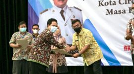 Foto : Wali Kota Cirebon, Drs. H. Nashrudin Azis, S.H., memberikan surat keputusan (SK) purna bhakti, di Ballroom Hotel Prima Jalan Siliwangi Kota Cirebon, Kamis (24/3/2022).