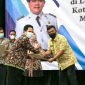 Foto : Wali Kota Cirebon, Drs. H. Nashrudin Azis, S.H., memberikan surat keputusan (SK) purna bhakti, di Ballroom Hotel Prima Jalan Siliwangi Kota Cirebon, Kamis (24/3/2022).