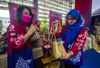 Foto : Chair W20 Indonesia, Hadriani Uli Silalahi, Deputi Kesetaraan Gender KPPPA RI, Lenny N. Rosalin, Co-Chair W20 Indonesia, Dian Siswarini, Gubernur Kalimantan Selatan, H. Sabirin Noor bersama istri pada pembukaan pertemuan ketiga W20 yang digelar di Banjarmasin, Kalimantan Selatan (23/3). Fokus utama dari pertemuan W20 Banjarmasin ini adalah bagaimana mengedepankan respon isu kesehatan perempuan guna mendorong proses pemulihan di berbagai sektor.