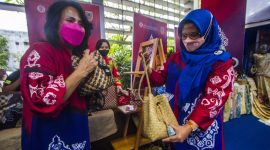 Foto : Chair W20 Indonesia, Hadriani Uli Silalahi, Deputi Kesetaraan Gender KPPPA RI, Lenny N. Rosalin, Co-Chair W20 Indonesia, Dian Siswarini, Gubernur Kalimantan Selatan, H. Sabirin Noor bersama istri pada pembukaan pertemuan ketiga W20 yang digelar di Banjarmasin, Kalimantan Selatan (23/3). Fokus utama dari pertemuan W20 Banjarmasin ini adalah bagaimana mengedepankan respon isu kesehatan perempuan guna mendorong proses pemulihan di berbagai sektor.