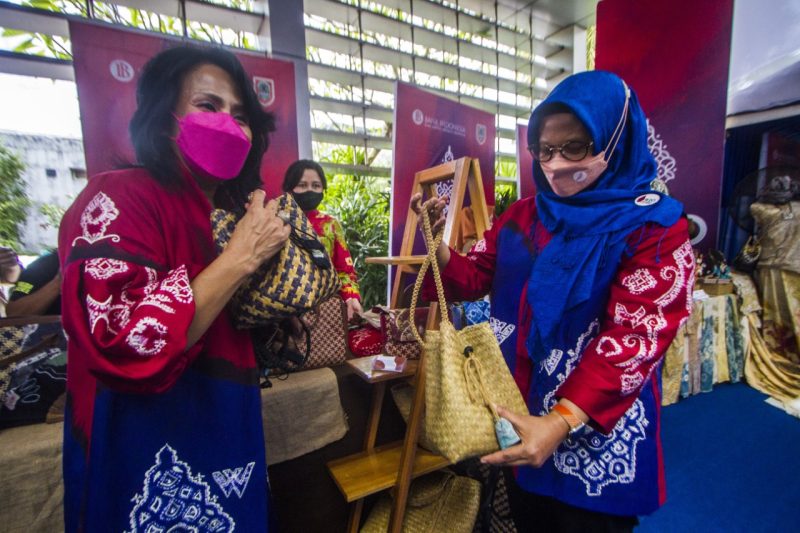 Foto : Chair W20 Indonesia, Hadriani Uli Silalahi, Deputi Kesetaraan Gender KPPPA RI, Lenny N. Rosalin, Co-Chair W20 Indonesia, Dian Siswarini, Gubernur Kalimantan Selatan, H. Sabirin Noor bersama istri pada pembukaan pertemuan ketiga W20 yang digelar di Banjarmasin, Kalimantan Selatan (23/3). Fokus utama dari pertemuan W20 Banjarmasin ini adalah bagaimana mengedepankan respon isu kesehatan perempuan guna mendorong proses pemulihan di berbagai sektor.