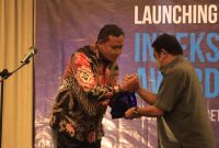 foto : Plt Wali Kota Bekasi, Tri Adhianto saat menerima plakat dan penghargaan.