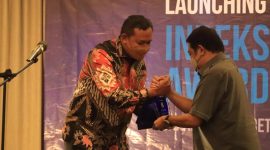foto : Plt Wali Kota Bekasi, Tri Adhianto saat menerima plakat dan penghargaan.