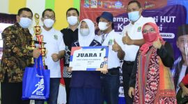Foto : Tri Adhianto memberikan apresiasi kepada Pelajar Disabillitas Kota Bekasi dan para Peserta lomba Video Pendek Dokumenter. 