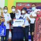 Foto : Tri Adhianto memberikan apresiasi kepada Pelajar Disabillitas Kota Bekasi dan para Peserta lomba Video Pendek Dokumenter. 