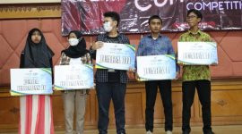 Foto :  Tri Adhianto Apresiasi Peserta Grand Final Standup Comedy Competition 
