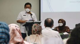 RAPAT KOORDINASI: Sekretaris Daerah (Sekda) Kabupaten Bekasi, Dedi Supriyadi resmi membuka kegiatan Rakor Gugus Tugas Kabupaten Layak Anak (KLA) Kabupaten Bekasi dalam rangka persiapan pelaksanaan evaluasi Kabupaten Layak Anak (KLA) Tahun 2022, di Hotel Ayola, Cibatu, Kecamatan Cikarang Selatan , Rabu (02/03/2022). 