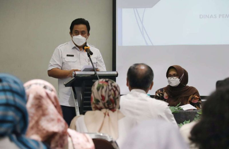 RAPAT KOORDINASI: Sekretaris Daerah (Sekda) Kabupaten Bekasi, Dedi Supriyadi resmi membuka kegiatan Rakor Gugus Tugas Kabupaten Layak Anak (KLA) Kabupaten Bekasi dalam rangka persiapan pelaksanaan evaluasi Kabupaten Layak Anak (KLA) Tahun 2022, di Hotel Ayola, Cibatu, Kecamatan Cikarang Selatan , Rabu (02/03/2022). 