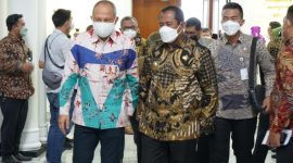Plt. Bupati Bekasi, Akhmad Marjuki didampingi Kepala Inspektorat Kabupaten Bekasi, MA. Supratman, menghadiri Rapat Koordinasi Program Pemberantasan Korupsi Terintegrasi Kepala Daerah se-Jawa Barat.