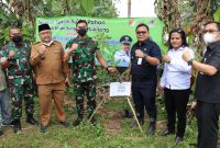 Foto : Penanaman pohon pertama dilakukan oleh Dandim 0509/Kabupaten Bekasi, Letkol Inf M. Horison Ramadhan dan selanjutnya dilakukan oleh Camat Cibitung serta Kepala Desa Wanajaya. Kegiatan penanaman 6.000 pohon 