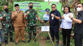 Foto : Penanaman pohon pertama dilakukan oleh Dandim 0509/Kabupaten Bekasi, Letkol Inf M. Horison Ramadhan dan selanjutnya dilakukan oleh Camat Cibitung serta Kepala Desa Wanajaya. Kegiatan penanaman 6.000 pohon 