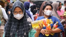 OPM MINYAK GORENG - Pemkab Bekasi melalui Dinas Perindustrian dan Perdagangan (Disperindag) bersama Disperindag Provinsi Jawa Barat menggelar operasi pasar murah minyak goreng (OPM) di Pasar Sukabungah Kecamatan Bojongmangu, pada Rabu (16/3/2022). FOTO : WULAN MAULIDDA/ NEWSROOM DISKOMINFOSANTIK
