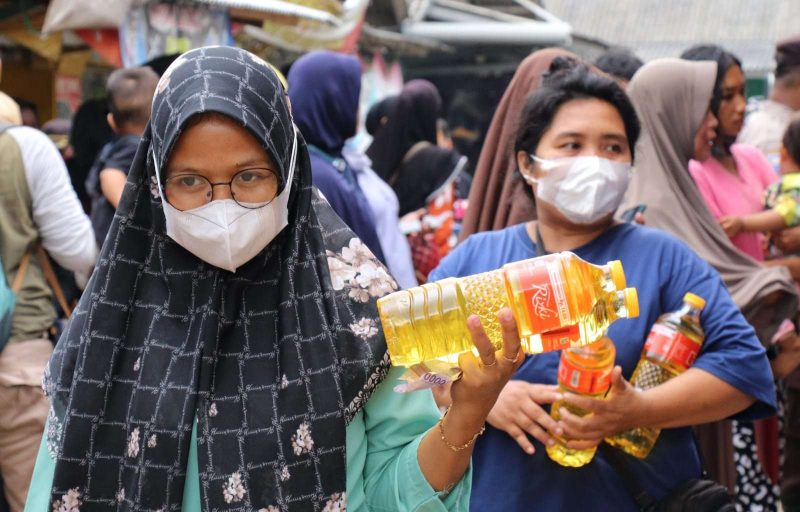 OPM MINYAK GORENG - Pemkab Bekasi melalui Dinas Perindustrian dan Perdagangan (Disperindag) bersama Disperindag Provinsi Jawa Barat menggelar operasi pasar murah minyak goreng (OPM) di Pasar Sukabungah Kecamatan Bojongmangu, pada Rabu (16/3/2022). FOTO : WULAN MAULIDDA/ NEWSROOM DISKOMINFOSANTIK
