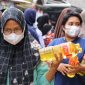 OPM MINYAK GORENG - Pemkab Bekasi melalui Dinas Perindustrian dan Perdagangan (Disperindag) bersama Disperindag Provinsi Jawa Barat menggelar operasi pasar murah minyak goreng (OPM) di Pasar Sukabungah Kecamatan Bojongmangu, pada Rabu (16/3/2022). FOTO : WULAN MAULIDDA/ NEWSROOM DISKOMINFOSANTIK
