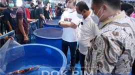 Plt. Bupati Bekasi, Akhmad Marjuki, didampingi Sekretaris Daerah Kabupaten Bekasi, Dedy Supriyadi, membuka Festival Young Koi Show, yang diselenggarakan oleh Komunitas Pencinta Ikan Koi ini berlangsung di Maxbox Orange County, Lippo Cikarang, Sabtu, (19/3/22). Foto : Prokopim Pemkab Bekasi.
