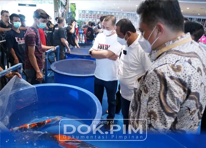 Plt. Bupati Bekasi, Akhmad Marjuki, didampingi Sekretaris Daerah Kabupaten Bekasi, Dedy Supriyadi, membuka Festival Young Koi Show, yang diselenggarakan oleh Komunitas Pencinta Ikan Koi ini berlangsung di Maxbox Orange County, Lippo Cikarang, Sabtu, (19/3/22). Foto : Prokopim Pemkab Bekasi.
