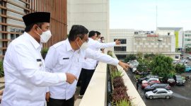 Foto : Plt Bupati Bekasi, Akhmad Marjuki didampingi Sekda Kabupaten Bekasi, Dedy Supriyadi dan Plt. Direktur RSUD, dr. Alamsyah dan dinas terkait mengecek rencana perluasan RSUD Kabupaten Bekasi, Wanasari, Kecamatan Cibitung, Kabupaten Bekasi, Jawa Barat, Rabu (23/03/2022)./ Newsroom