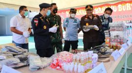 Foto : Kejaksaan Negeri (Kejari) Kabupaten Bekasi melaksanakan pemusnahan barang bukti di Halaman Kejari, Komplek Pemerintah Daerah (Pemda), Kecamatan Cikarang Pusat, Kamis (24/3/2022). Adapun barang bukti yang dimusnahkan yakni narkotika, uang palsu, sajam, telepon genggam, kosmetik hingga rokok tak bercukai. 