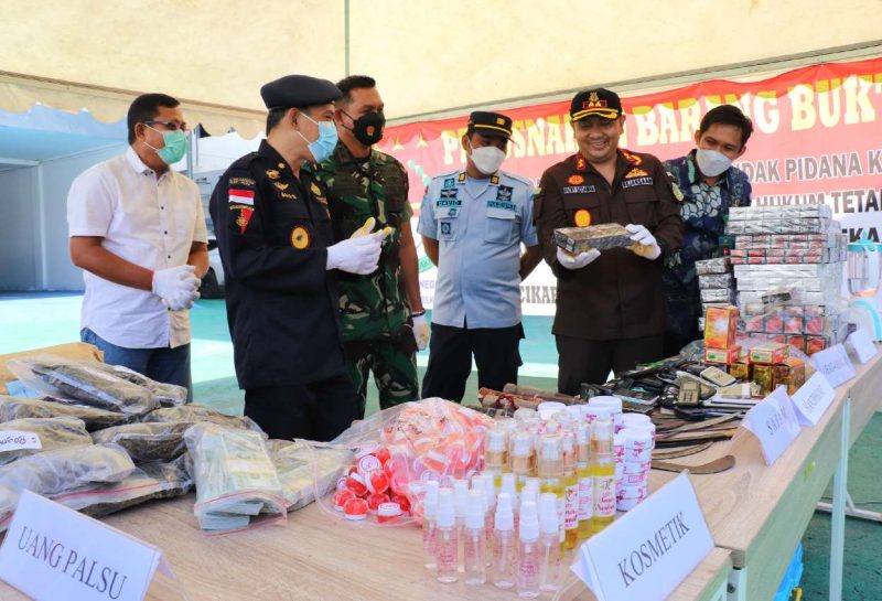 Foto : Kejaksaan Negeri (Kejari) Kabupaten Bekasi melaksanakan pemusnahan barang bukti di Halaman Kejari, Komplek Pemerintah Daerah (Pemda), Kecamatan Cikarang Pusat, Kamis (24/3/2022). Adapun barang bukti yang dimusnahkan yakni narkotika, uang palsu, sajam, telepon genggam, kosmetik hingga rokok tak bercukai.
