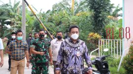 Foto : Sekretaris Daerah Kabupaten Bekasi, Dedy Supriyadi bersama Dandim 0509/Kabupaten Bekasi Letkol Inf M Horison Ramadhan, Camat Cibitung Encun Sunarto dan perwakilan PT Hyundai meninjau lokasi pembangunan ecovillage di Desa Wanajaya Kecamatan Cibitung, Kamis (24/03/22).