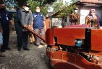 Foto : Plt Bupati Bekasi, Akhmad Marjuki mencoba alat untuk pengerjaan jalan saat meninjau peningkatan jalan lingkungan (jaling) di Kelurahan Wanasari, Kecamatan Cibitung, Selasa, (29/03/22) sore. 